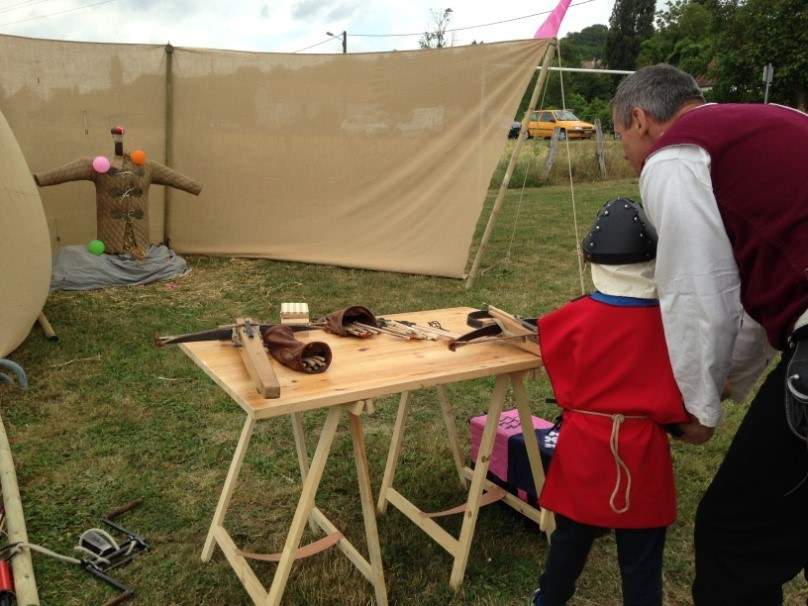 Les arbalètes pour enfants, lors de la fête médiévale de Pavan (02)