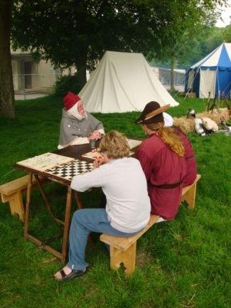 Les jeux de plateau, lors de la fête médiévale du groupe scolaire de Bouvigny-Boyeffes (62)