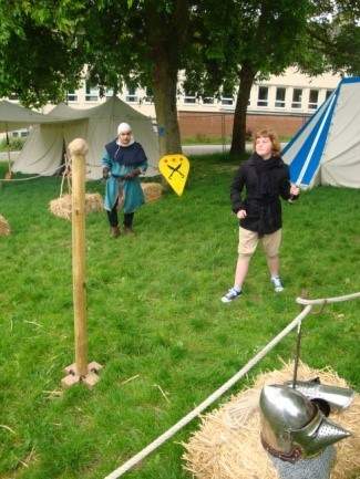 Les jeux du poteau, lors de la fête médiévale groupe scolaire de Bouvigny-Boyeffes (62)