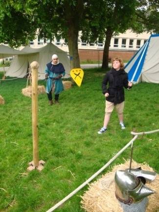 Les jeux du poteau, lors de la fête médiévale groupe scolaire de Bouvigny-Boyeffes (62)