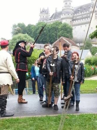 Armes et armures à travers les époques, lors de la fête médiévale de Pierrefonds (60)