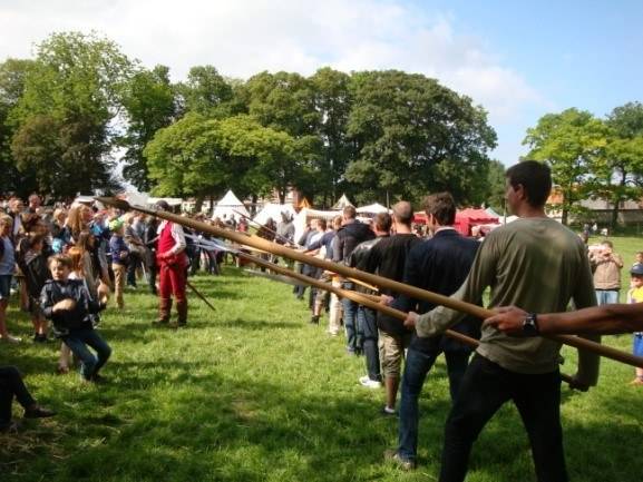 Devenir un bon piquier, lors de la fête médiévale groupe scolaire de Bouvigny-Boyeffes (62)