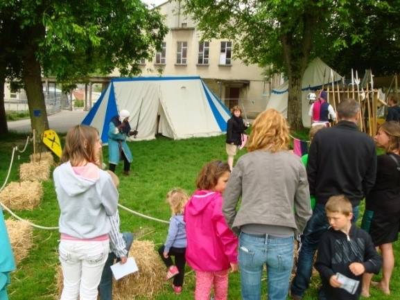 Les jeux du poteau, lors de la fête médiévale groupe scolaire de Bouvigny-Boyeffes (62)