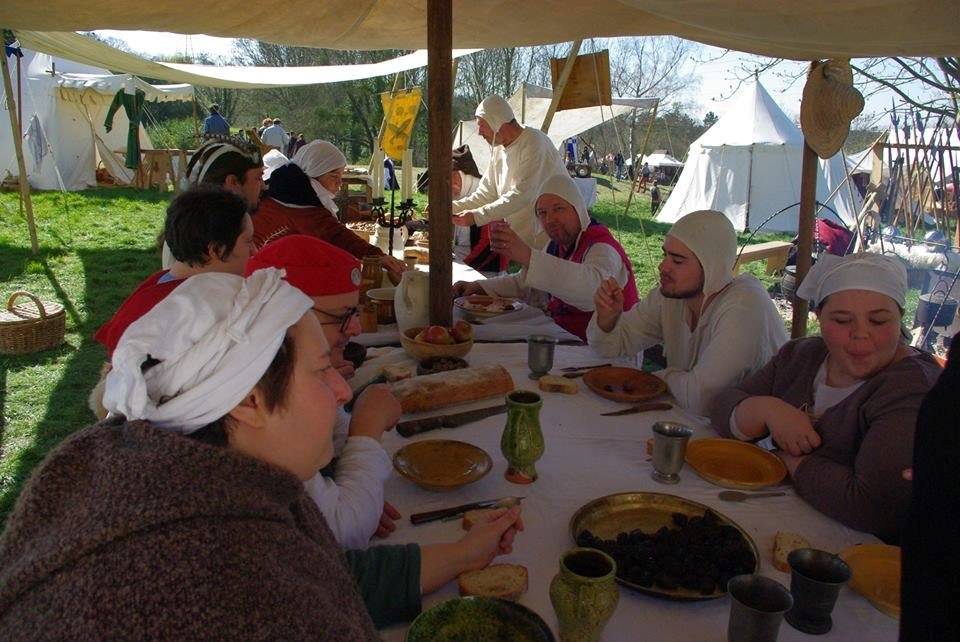 La vie de camp d'une troupe, lors de la fête médiévale de Montmagny (95)