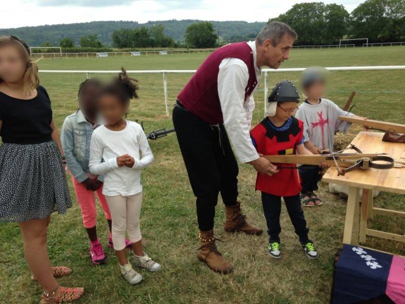 Les arbalètes pour enfants, lors de la fête médiévale de Pavan (02)