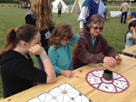 Les jeux de plateau, lors de la fête médiévale de Pavan (02)