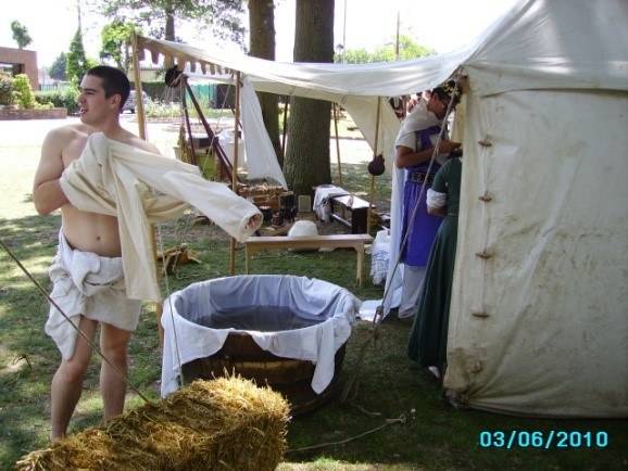 Le bain du seigneur, lors de la fête médiévale de Neauphle-le-Château (78)