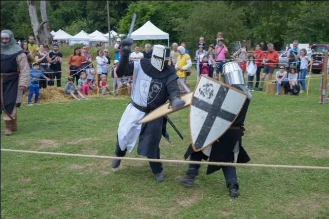 Les combats en armure, lors de la fête médiévale de Wissous (91) Combats de nos amis les Corbins