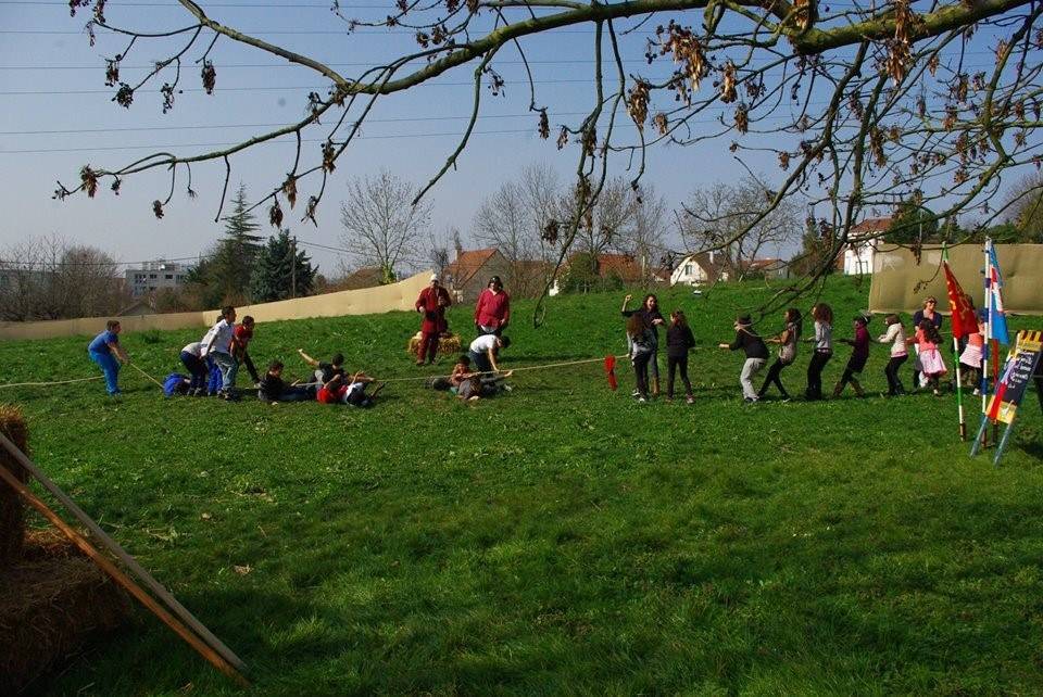 Le tir à la corde, lors de la journée médiévale pour les scolaires de la ville de Montmagny (95)