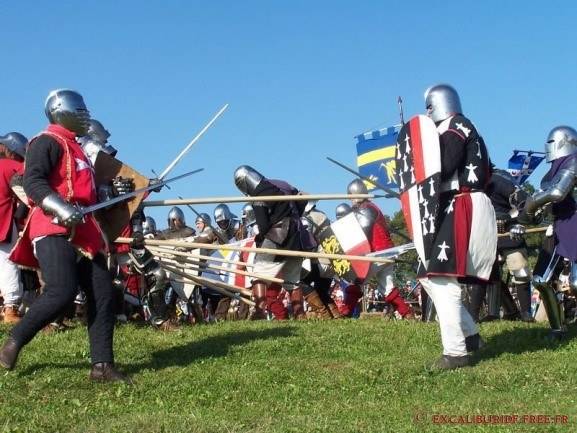 Les combats en armure, lors de la fête médiévale d'Hélécine (Belgique)