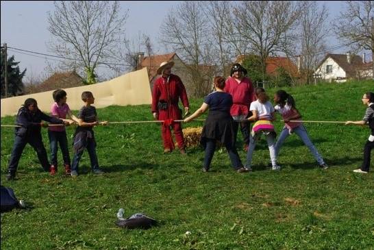Le tir à la corde, lors de la journée médiévale pour les scolaires de la ville de Montmagny (95)