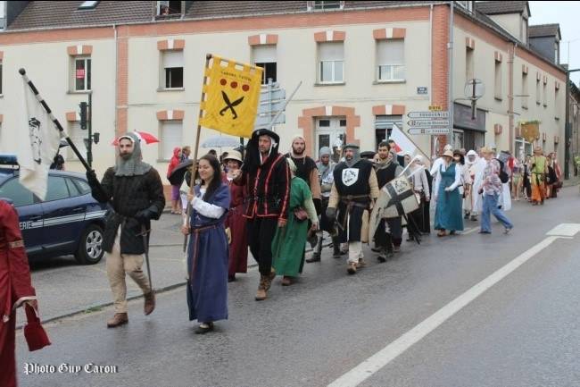 Déambulations et spectacle, lors de la fête médiévale de Troissereux (60) Procession dans la ville