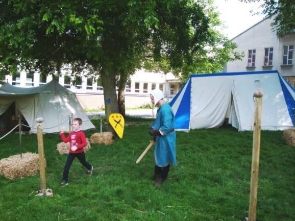 Les jeux du poteau, lors de la fête médiévale groupe scolaire de Bouvigny-Boyeffes (62)