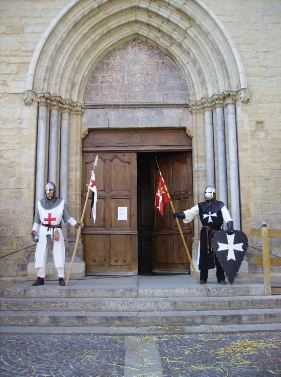 Déambulations et spectacle, lors de la fête médiévale de Crémieu (38) Garde des chevaliers du temple et hospitalier