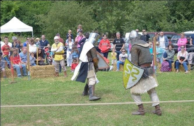 Les combats en armure, lors de la fête médiévale de Wissous (91) Combats de nos amis les Corbins