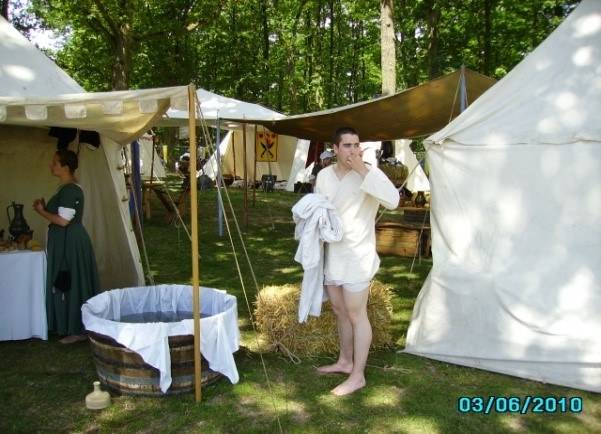 Le bain du seigneur, lors de la fête médiévale de Neauphle-le-Château (78)
