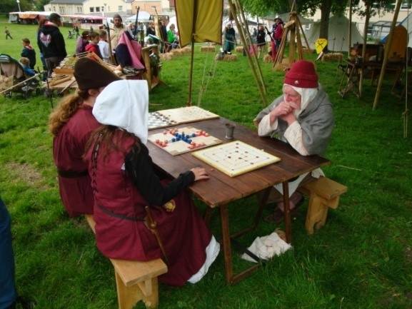 Les jeux de plateau, lors de la fête médiévale du groupe scolaire de Bouvigny-Boyeffes (62)