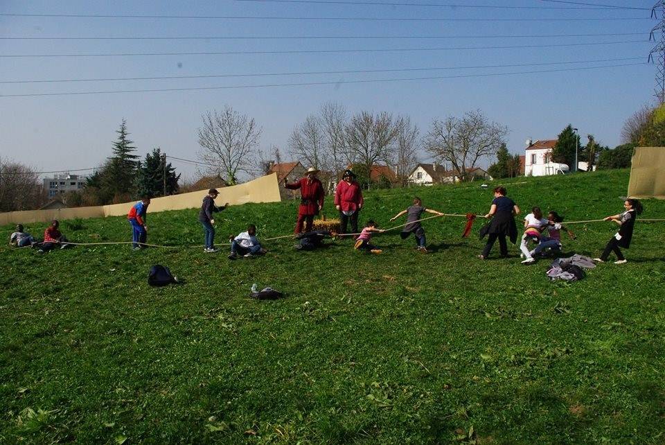 Le tir à la corde, lors de la journée médiévale pour les scolaires de la ville de Montmagny (95)