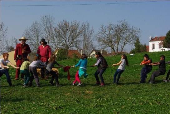 Le tir à la corde, lors de la journée médiévale pour les scolaires de la ville de Montmagny (95)