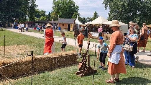 Le trébuchet pour enfants, lors de la fête médiévale d'Hélécine (Belgique)
