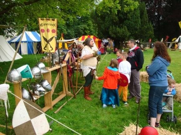 Armes et armures à travers les époques, lors de la fête médiévale de Bouvigny-Boyeffes (62)