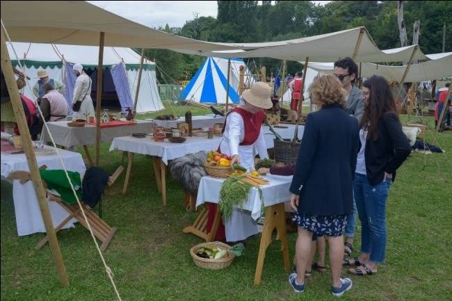 La vie de camp d'une troupe, lors de la fête médiévale de Wissous (91)