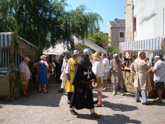 Déambulations et spectacle, lors de la fête médiévale de Mennetou-sur-Cher (41)