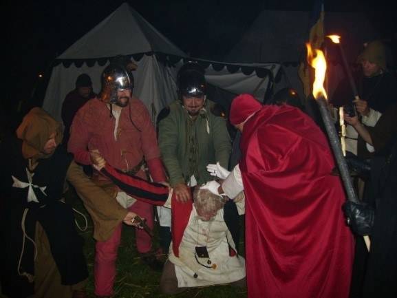 Déambulations et spectacle, lors de la fête médiévale de Folleville (80) Saynète (Passe-paille soumis à la question)