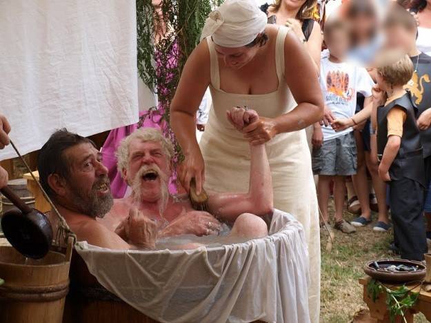 Le bain du seigneur, lors de la fête médiévale de Neauphle-le-Château (78)