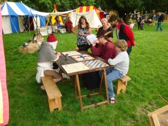Les jeux de plateau, lors de la fête médiévale du groupe scolaire de Bouvigny-Boyeffes (62)