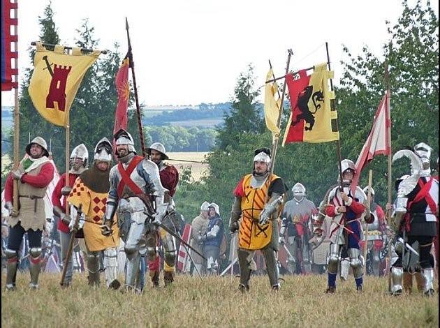 Les combats en armure, lors de la fête médiévale d'Hélécine (Belgique)