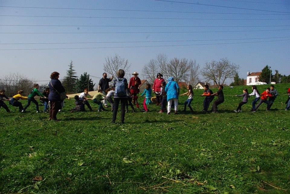 Le tir à la corde, lors de la journée médiévale pour les scolaires de la ville de Montmagny (95)